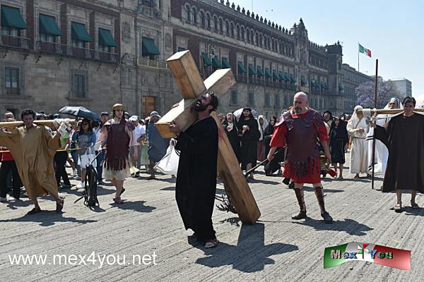 La Pasión de Cristo en el Zócalo 2024 (02-05)
Su director Francisco Hernández quien dirige a este gran grupo de teatro que no sólo llevan a cabo la representación de la pasión de Cristo en el zócalo de la Ciudad de México , la cual antes se hacía en la Catedral Metropolitana ahora se monta un templete para llevarla a cabo. 

Text & Photo by: Antonio Pacheco 
Keywords: pasion cristo zocalo jesus semana santa ciudad mexico