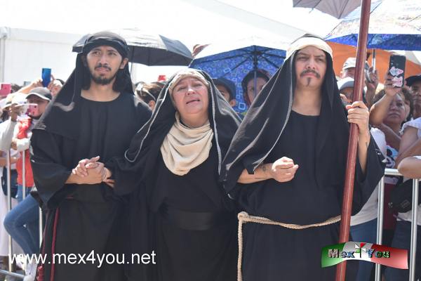 La Pasión de Cristo en el Zócalo 2024 (01-05)
El día viernes 29 de marzo en el zócalo de la Ciudad de México se llevó a cabo la representación de la Pasión de Cristo en su edición número 22.  A cargo de la compañía de teatro Fenix Novohispano 

Text & Photo by: Antonio Pacheco 
Keywords: pasion cristo zocalo jesus semana santa ciudad mexico