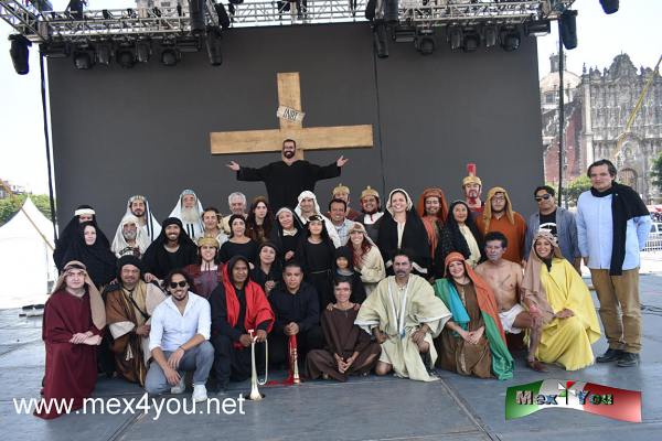 La Pasión de Cristo en el Zócalo 2024 (05-05)
Se puede seguir el trabajo de este grupo teatral en sus redes sociales como Fenix Novohispano  o Fenix_Nohohispano en instagram 


Text & Photo by: Antonio Pacheco 
Keywords: pasion cristo zocalo jesus semana santa ciudad mexico