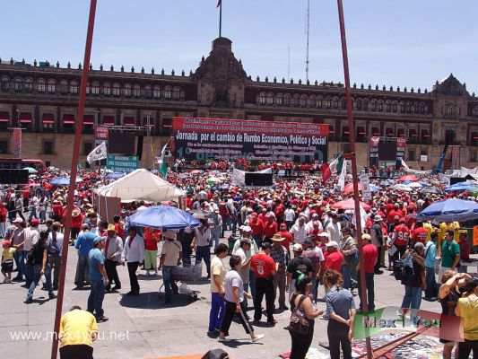 Primero de Mayo / First of May  Labor Day (01-04)
El sÃ¡bado primero de mayo se llevÃ³ a cabo una celebraciÃ³n mÃ¡s del DÃ­a del Trabajo con marchas de alrededor 34 organizaciones sindicales del congreso del trabajo y otras como CROC, CROM e incluso la extinta Luz y Fuerza del Centro, que se dirigieron hacia el ZÃ³calo de la Ciudad de MÃ©xico.   
Keywords: primero mayo may first labor trabajo dia zocalo 