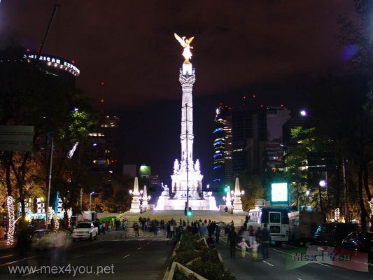 Celebracion AÃ±o Nuevo / New Year Celebration Mexico 2007 (04-06)
En el Angel de la Independencia pudimos apreciar una enorme y hermosa piÃ±ata de 29 metros  que adornaba el ambiente.

In the Angel of Independence we could appreciate an enormous and beautiful piÃ±ata of 29 meters that adorned the atmosphere.
Keywords: celebracion aÃ±o nuevo new year celebration 2007 independencia angel independence