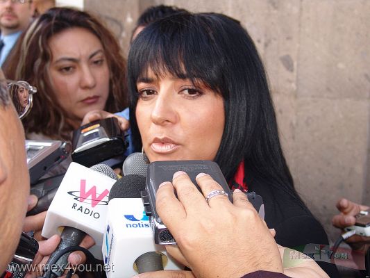 Ministerio PÃºblico de AtenciÃ³n al Turista / Public Ministery Tourist Attention (04-04)
La Licenciada Barrales informÃ³ que a pesar de eventos, tales como plantones, etc el 2006 cerrÃ³ con un incremento en 4% de incremento de visitantes a la Ciudad de MÃ©xico.
Para ofrecer un servicio eficiente el Ministerio trabajarÃ¡ en tres turnos, traductores especializados y 6 formatos en InglÃ©s, FrancÃ©s, AlemÃ¡n, EspaÃ±ol, Italiano  y Japones. El Ministerio se ubica en: Calle Victoria nÃºmero 76 en la Colonia Centro.

A. Barrales informed that in spite of events, such as long waits, etc the 2006 closed with an increase in 4% of visitors to the Mexico City.
In order to offer an efficient service the Ministry will work in three turns, specialized translators and 6 formats in English, French, German, Spanish, Italian and Japane
Keywords: Ministerio publico turista atencion public ministery tourist attention alejandra barrales secretaria