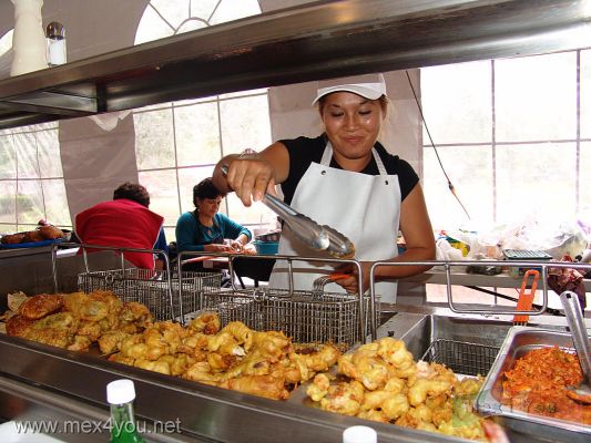 Feria de Productos del Mar y del Campo / Sea and Field Fair CoyoacÃ¡n 2007  (03-05)
Como en cualquier evento de nuestro paÃ­s, no podÃ­a faltar la venta de platillos tÃ­picos como Chiles Rellenos entre otras deliciosas frituras.

Like in any event of our country, it could not lack the sale of Mexican food  like Stuffed Chili peppers among other delicious snacks.
Keywords: feria productos mar campo sea field fair Coyoacan