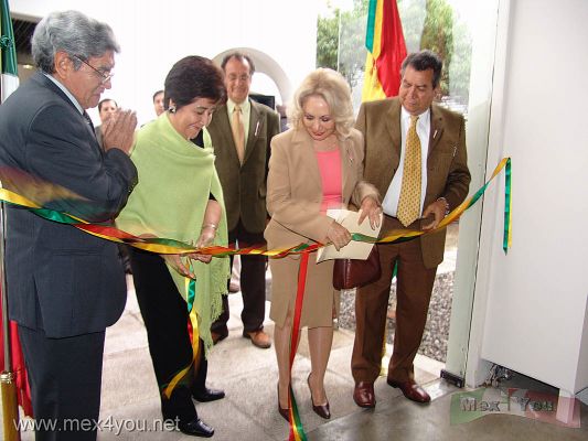 Bolivia en el CorazÃ³n / Bolivia in the Heart 2006  03-18
Las autoridades de CoyoacÃ¡n no cortaron, sino desamarraron el cordÃ³n que daba inicio a la inauguraciÃ³n de esta exposiciÃ³n.

The authorities of CoyoacÃ¡n did not cut, but they untied the cord that gave beginning to the inauguration of this exhibition. 
Keywords: Bolivia embajador ambassador Jorge Mansilla Torres Centro Cultural Bicentenario Juarez Bicentenary Cultural Center