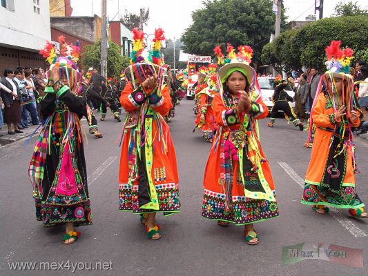 Bolivia en el CorazÃ³n / Bolivia in the Heart 2006  15-18
La mÃºsica y el ritmo de Boliva se podÃ­a escuchar a lo largo de la calle de Felipe Carrillo Puerto.

The music and the rhtym of Boliva  could be listened throughout the Felipe Carrillo Puerto street. 
Keywords:  Bolivia carnaval carnival  crafts artesanias