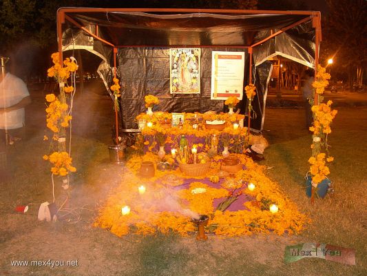 Dia de Muertos /  Day of the Dead  2006 Monterrey Nuevo LeÃ³n
Del 1 al 4 de Noviembre se llevÃ³ a cabo una exposiciÃ³n de ofrendas en el parque fundidora de Monterrey Nuevo LeÃ³n. En esta estÃ¡ representada una ofrenda Nahua de la Huasteca. 

From  November 1st to 4th was carried out a exhibition of offerings in the Fundidora park in Monterrey Nuevo LeÃ³n.In this is represented a Nahua offering of the Huasteca . 
Keywords: Dia Muertos Day Dead calaveras parque fundidora park Monterrey Nuevo Leon ofrendas offerings
