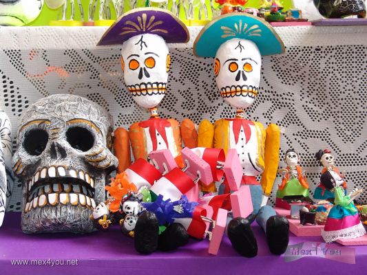 Dia de Muertos / Day of the Dead 02-18
TambiÃ©n se lleva a cabo una exposiciÃ³n y venta de artesanÃ­as con motivos de la muerte elaboradas con los mÃ¡s diversos materiales. 

Also it is carried out a exhibition and sale of crafts with dead motifs made of diverse materials.
Keywords: Dia Muertos Day Dead calaveras skulls museo de culturas populares coyoacan