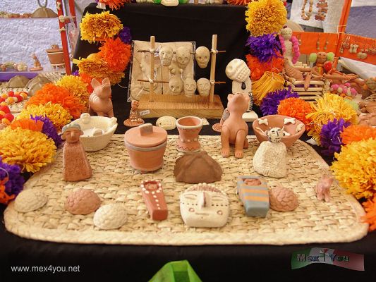 Dia de Muertos / Day of the Dead 03-18
En el Museo de Culturas Populares tenemos reunidos artesanos de diversas partes de la Ciudad de MÃ©xico como esta de Tlaltenco  de la DelegaciÃ³n Tlahuac.

In the  Popular Cultures Museum we have reunited craftsmen of diverse parts of the City of Mexico like this of Tlaltenco of the Tlahuac Delegation.


Keywords: Dia Muertos Day Dead calaveras skulls museo de culturas populares coyoacan