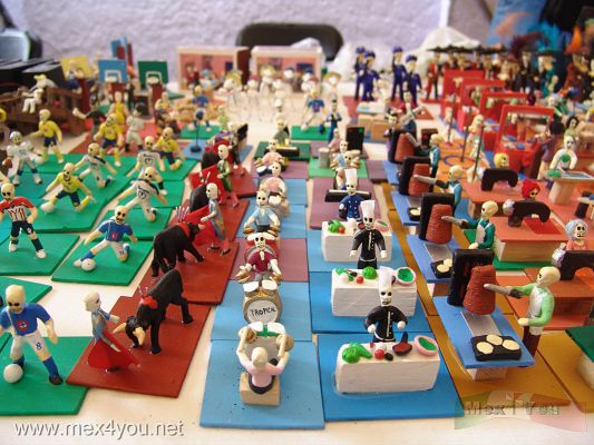 Dia de Muertos / Day of the Dead 04-18
TambiÃ©n tenemos reunidos a diversos artesanos de nuestro paÃ­s como por ejemplo Puebla con estas hermosas miniaturas.

Also we have reunited to diverse craftsmen of our country like for example Puebla with these beautiful miniatures.
Keywords: Dia Muertos Day Dead calaveras skulls museo de culturas populares coyoacan
