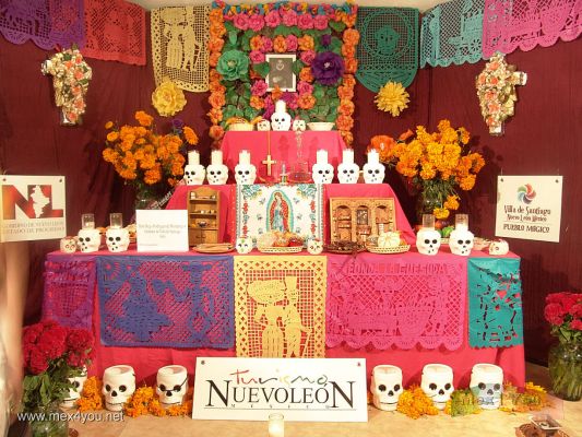 Dia de Muertos /  Day of the Dead  2006 Monterrey Nuevo LeÃ³n
Esta es una bella postal de una ofrenda hecha por la secretarÃ­a de turismo de Monterrey.

This is a beautiful postcard of an offering done by the Tourism Secretariat of Monterrey.
Keywords: Dia Muertos Day Dead calaveras parque fundidora park Monterrey Nuevo Leon ofrendas offerings