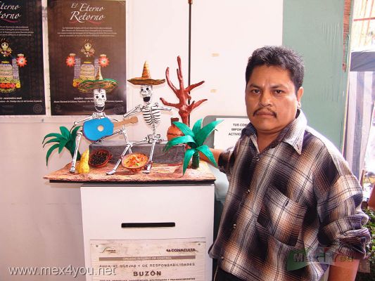 Dia de Muertos / Day of the Dead 06-18
AquÃ­ tenemos a Felipe Susano BarÃ³n artesano de Iztapalapa que nos muestra un ejemplo de la cartonerÃ­a mexicana.

Felipe Susano Baron Iztapalapa craftsman  show us  an example  of the Mexican cardboard box industry.
Keywords: Dia Muertos Day Dead calaveras skulls museo de culturas populares coyoacan