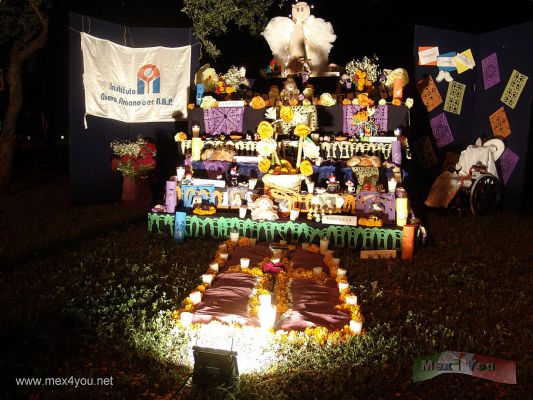 Dia de Muertos /  Day of the Dead  2006 Monterrey Nuevo LeÃ³n
AquÃ­ tenemos una ofrenda del Instituto Nuevo Amanecer.

Here we have an offering of the  New Dawn Institute.
Keywords: Dia Muertos Day Dead calaveras parque fundidora park Monterrey Nuevo Leon ofrendas offerings