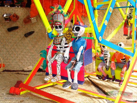 Dia de Muertos / Day of the Dead 07-18
Tambien vemos ejemplos del ingenio al reunir personajes de diversas Ã©pocas en la muerte.

Also we see examples of the talent when reuniting personages of diverse times in the death.
Keywords: Dia Muertos Day Dead calaveras skulls museo de culturas populares coyoacan
