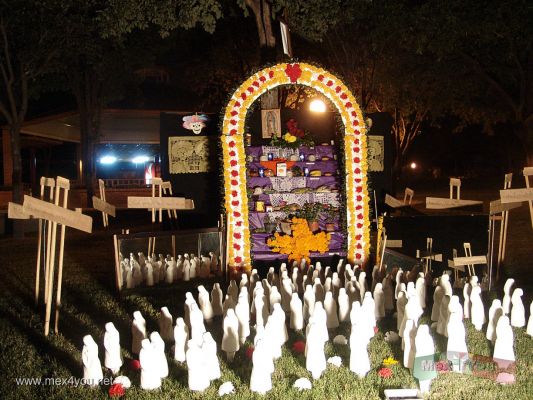 Dia de Muertos /  Day of the Dead  2006 Monterrey Nuevo LeÃ³n
En cada Ofrenda en el Parque Fundidora el creador ofrecÃ­a su punto de vista acerca de la muerte.

In each Offering in the Fundidora Park the creator offered his point of view about the death.
Keywords: Dia Muertos Day Dead calaveras parque fundidora park Monterrey Nuevo Leon ofrendas offerings