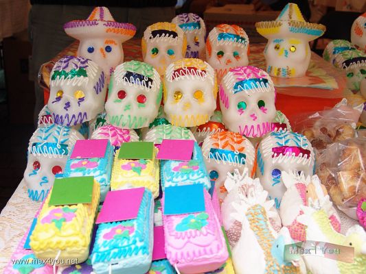 Dia de Muertos / Day of the Dead 09-18
Le aconsejamos traer dinero, ya que no resistirÃ¡ la tentaciÃ³n de comprar una rica calaverita de dulce con su nombre. 

We advised you to bring money, because you do not resist to buy a delicious candy  skull with your name in the forehead. 
Keywords: Dia Muertos Day Dead calaveras skulls museo de culturas populares coyoacan sugar skulls calaveras de dulce