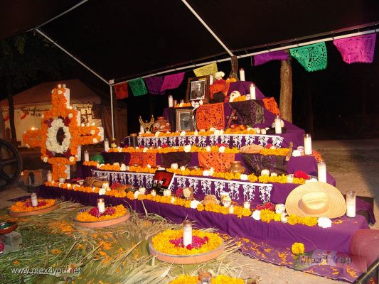 Dia de Muertos /  Day of the Dead  2006 Monterrey Nuevo LeÃ³n
Esta ofrenda estÃ¡ dedicada a Manuel GonzÃ¡lez Caballero locutor deportivo y miembro de la fama del beisbol profesional.

This offering is dedicated to Manuel GonzÃ¡lez Caballero radio speaker and member of the baseball hall fame.
Keywords: Dia Muertos Day Dead calaveras parque fundidora park Monterrey Nuevo Leon ofrendas offerings