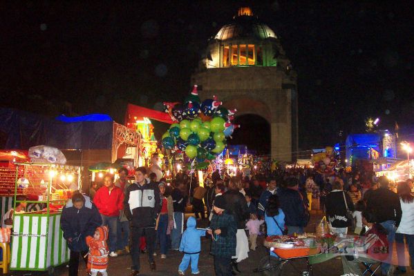 New Year in Mexico 2005 / AÃ±o nuevo en MÃ©xico 2005
Generalmente en las fiestas decembrinas es tÃ­pico ver a los puestos de comida como:  elotes, buÃ±uelos, comida como pozole, etc.   La ubicaciÃ³n varÃ­a, algunas veces pueden estar en la Plaza de la RepÃºblica o monumento a la revoluciÃ³n, La Alameda Central, etc. 

Text & Photo by: Antonio Pacheco 
Keywords: New Year in Mexico 2005 Aï¿½o nuevo en MÃ©xico 2005