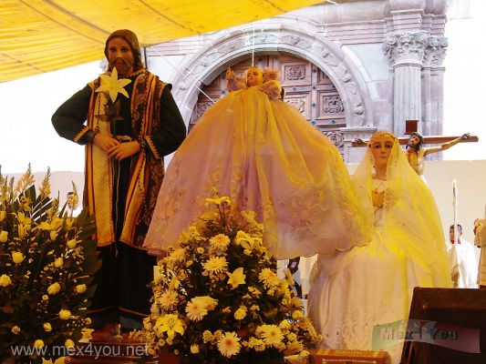 Dia de la Candelaria / Candlemas Day 2006 05-10
La imÃ¡gen del NiÃ±opan es colocada en medio de las de San JosÃ© y la Virgen MarÃ­a.

The image of the NiÃ±opan is placed in the middle of those of San JosÃ© and the Virgin Maria. 
Keywords: Dia de la Candelaria  Candlemas Day 2006 niÃ±opan niÃ±opa
