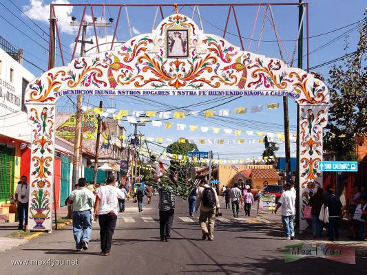 Dia de la Candelaria / Candlemas Day 2007  Xochimilco (05-12)
La entrada del barrio de Caltongo estaba decorada para recibir al NiÃ±opa. Durante la entrada al barrio hicieron gala de ingenio en el diseÃ±o de los Fuegos Artificiales y los llamados " Toritos".

The entrance of the Caltongo neighborhood was decorated to receive to the NiÃ±opa. During the entrance to this we could appreciate the talent in the design of Fireworks and the calls â€œToritosâ€.
Keywords: Dia Candelaria Xochimilco niÃ±opa candlemas