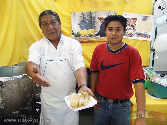 Dia de la Candelaria / Candlemas Day 2007 (11-12)
Pudimos ver tamales de distintas regiones de nuestro paÃ­s como Tabasco, Oaxaca, Chiapas y de delegaciones de nuestra ciudad como Xochimilco. Mex4you agradece al seÃ±or Heriberto Gonzalez por tan ricos tamales. Pudimos observar las ricas variantes de paÃ­ses de latinoamÃ©rica a este platillo como: Bolivia, Colombia, Salvador, Argentina, Chile etc. 

We could see tamales of different regions from our country like Tabasco, Oaxaca, Chiapas and of delegations of our city like Xochimilco. Mex4you could not resist the temptation to eat a delicious tamales made of beans prepared by Mr. Heriberto Gonzalez. 
We could observe the rich variants of countries from Latin America to this dish like: Bolivia
Keywords: Dia Candelaria candlemas tamal feria