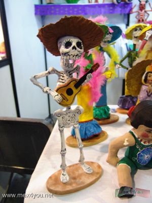 ExpoFONAES 2007  (03-12)
Pudimos apreciar artesanÃ­as con motivos tradicionales como nuestras calaveras de dÃ­a de muertos.

We could appreciate crafts with traditional motifs as our dead skulls.
Keywords: expofonaes artesanias crafts palacio de los deportes sports palace calaveras dÃ­a de muertos day of the dead