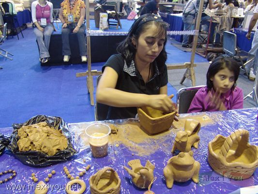 ExpoFONAES 2007  (05-12)
En el lugar pudimos apreciar a los artesanos trabajando en la elaboraciÃ³n de sus piezas. AquÃ­ podemos apreciar a una artesana de Chiapas elaborando hermosas piezas en barro.

In the place we could appreciate to the craftsmen working in the elaboration of the pieces. Here we can appreciate to a craftswoman form Chiapas elaborating beautiful mud pieces.
Keywords: expofonaes artesanias crafts palacio de los deportes sports palace chiapas