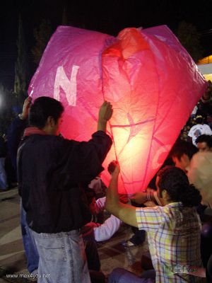 Dia de Muertos / Day of the Dead 2006 Ohtenco 03- 05
En este concurso existen varias categorÃ­as que dependen del nÃºmero de pliegos de papel de china que componen al globo.  
Algunos empiezan con 30 y pueden llegar has 1500 pliegos.

In this contest exist several categories  that depend on the number of sheets of Chinese paper which compose the balloon. Some begin with 30 and can reach more than 1500 sheets.
Keywords: dia muertos day dead ohtenco globos balloons