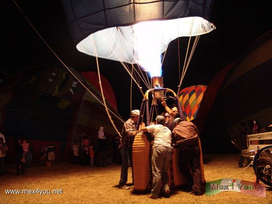Festival  Internacional del Globo / International Balloon Festival 2006 - LeÃ³n Guanuajuato ( 03 - 14)
Al llegar a la zona de Despegue de los globos pudimos ver a los pilotos inflandolos con potentes quemadores.

When we arriving at the Takeoff zone of globes we could see the pilots inflating with powerful burners.
Keywords: Festival Globo Balloon LeÃ³n Guanuajuato Parque Metropolitano aerostatico globos aerostatico aerostaticos