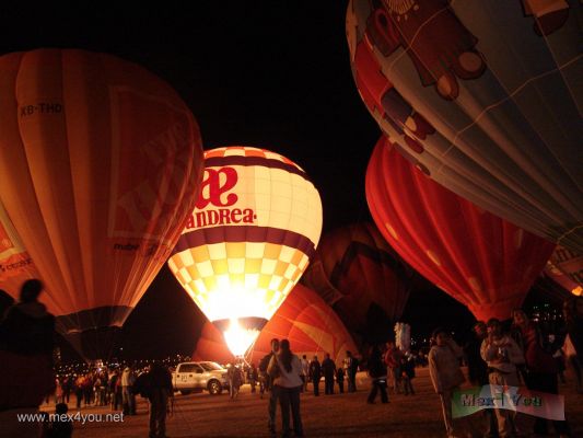 Festival  Internacional del Globo / International Balloon Festival 2006 - LeÃ³n Guanuajuato ( 04 - 14)
En la obscuridad de la noche los pilotos asistentes iluminaban el cielo al cabo de la cuenta regresiva.

In the darkness at night the attending pilots illuminated the sky after the regressive account.
Keywords: Festival Globo Balloon LeÃ³n Guanuajuato Parque Metropolitano aerostatico globos aerostatico aerostaticos
