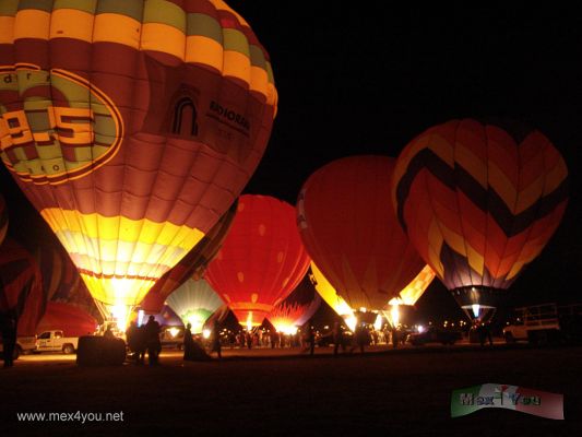 Festival  Internacional del Globo / International Balloon Festival 2006 - LeÃ³n Guanuajuato ( 05 - 14)
El espectÃ¡culo era maravilloso Â¡ y la gente asistente estaba felÃ­z a pesar del frÃ­o.

The spectacle was wonderful and attending people was happy in spite of the cold wind.
Keywords: Festival Globo Balloon LeÃ³n Guanuajuato Parque Metropolitano globos aerostatico aerostaticos