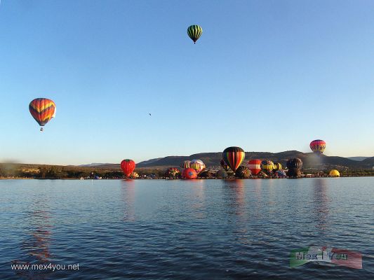 Festival  Internacional del Globo / International Balloon Festival 2006 - LeÃ³n Guanuajuato ( 08 - 14)
El despegue de los Globos se apreciaba mejor desde la presa.

We could see better the takeoff inside the lake.
Keywords: Festival Globo Balloon LeÃ³n Guanuajuato Parque Metropolitano globos aerostatico aerostaticos