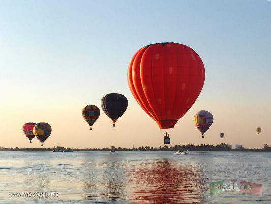 Festival  Internacional del Globo / International Balloon Festival 2006 - LeÃ³n Guanuajuato ( 09- 14)
Los Globos salÃ­an uno tras otro recorriendo la presa y atravesando la ciudad de LeÃ³n.

One by one the Balloons  crossing the lake to the Leon City.
Keywords: Festival Globo Balloon LeÃ³n Guanuajuato Parque Metropolitano aerostatico globos  aerostatico aerostaticos