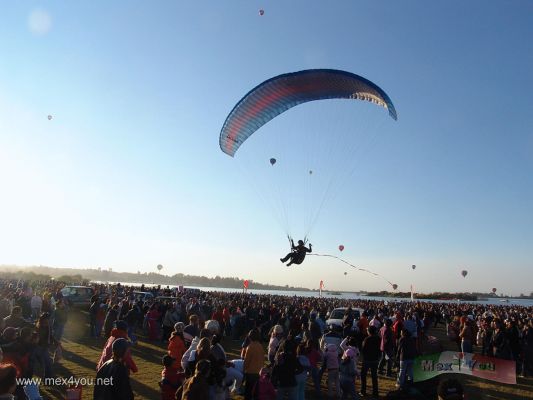 Festival  Internacional del Globo / International Balloon Festival 2006 - LeÃ³n Guanuajuato ( 11 - 14)
Grandes artistas del aire pudieron mostrar sus habilidades al saltar de los globos y aterrizando entre la gente.

Great artists of the air could show their abilities when some of them jump from the globes and landing between people.
Keywords: Festival Globo Balloon LeÃ³n Guanuajuato Parque Metropolitano globos aerostatico aerostaticos