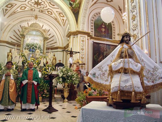 CelebraciÃ³n del SeÃ±or de la Misericordia / Mercy's Lord Celebration 2006 (13-14)
Con la llegada de la ImÃ¡gen se dispuso todo para celebrar la misa.

With the arrival of the Image everything was arranged to celebrate the mass. 
Keywords: SeÃ±or de la misericordia Mercy Lord Coyoacan Pueblo de la candelaria tapetes de aserrin sawdust rug Templo de los Reyes King temple