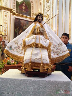 CelebraciÃ³n del SeÃ±or de la Misericordia / Mercy's Lord Celebration 2006 (14-14)
Toda la gente escuchÃ³ la misa con devociÃ³n y alegrÃ­a por la llegada de la imÃ¡gen a su pueblo.

All people listened to the mass with devotion and joy by the arrival from the image to their town.
Keywords: SeÃ±or de la misericordia Mercy Lord Coyoacan Pueblo de la candelaria tapetes de aserrin sawdust rug Templo de los Reyes King temple