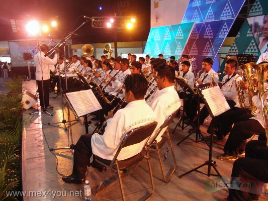 Expos en el D.F.  / Expos in the D.F.  2006    07-12
AquÃ­ pudimos disfrutar de la bella mÃºsica del estado de oaxaca.

Here we could enjoy the beautiful music from the Oaxaca state.
Keywords: EXPO FONAES 2006 banda musica music