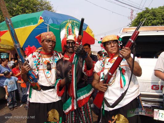 5 de Mayo /May 5th 2006 02-10
Los vecinos de este barrio desfilaban Por las principales calles disfrazados ya sea como Zacapoaxtlas o como Soldados Fraceses haciendo sonar sus rifles.

The neighbors disguised like Zacapoaxtlas or French Soldiers marched and dancing  by the main streets.
Keywords: 5 mayo 5th May peÃ±on baÃ±os batalla puebla  zacapoaxtlas