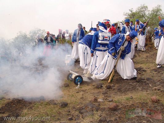 5 de Mayo /May 5th 2006 06-10
AÃºn a estas alturas se detonaban los caÃ±ones de cada bando. 

Even  at this point the cannons of each side of the fighters were detonated. 
Keywords: 5 mayo 5th May peÃ±on baÃ±os batalla puebla  zacapoaxtlas