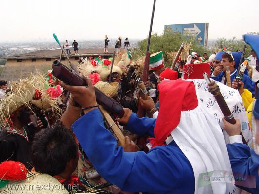 5 de Mayo /May 5th 2006 07-10
Las batallas consisten en que cada bando empuja al otro haciendolo retroceder.

The battles consist of which each side pushes the other making back down it. 
Keywords: 5 mayo 5th May peÃ±on baÃ±os batalla puebla  zacapoaxtlas
