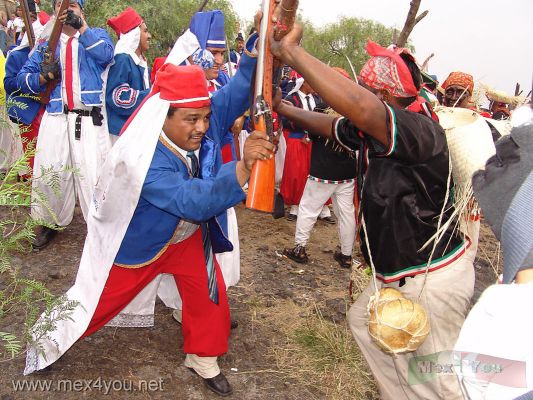 5 de Mayo /May 5th 2006 08-10
Las batallas se llevaron a cabo en terrenos escarpados haciendo que cada participante se concentrara para no caer.

The battles were carried out in a difficult land, causing that the fighters were concentrated not to fall. 
Keywords: 5 mayo 5th May peÃ±on baÃ±os batalla puebla  zacapoaxtlas