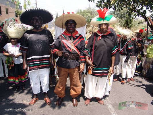 5 de Mayo / May 5th : ( PeÃ±on de Los BaÃ±os ) 2007 02-16
La gente del lugar estÃ¡ caracterizada como los Zacapoaxtlas con machetes, rifles, y hasta resorteras.

The people of the place are characterized like the Zacapoaxtlas with shotgun, knifes even slinshuts.
Keywords: 5 mayo 5th May peÃ±on baÃ±os batalla puebla  zacapoaxtlas