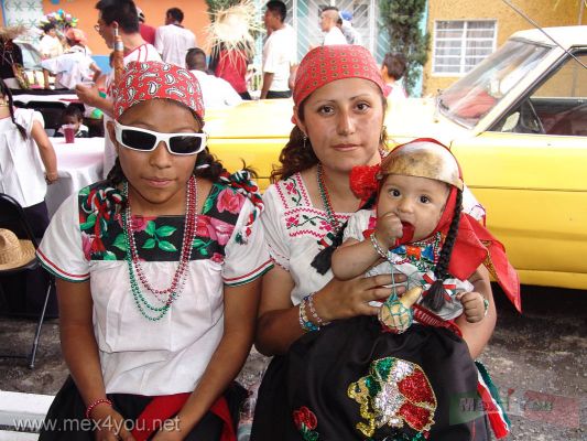 5 de Mayo / May 5th : ( PeÃ±on de Los BaÃ±os ) 2007 09-16
La representaciÃ³n en el PeÃ±Ã³n de los BaÃ±os dura casi todo el dÃ­a, pero mientras toman un pequeÃ±o descanso antes de seguir. Este es un evento donde participa toda la familia.

The representation in the PeÃ±Ã³n de los BaÃ±os takes all day. The family  take a small rest before following.
Keywords: 5 mayo 5th May peÃ±on baÃ±os batalla puebla  zacapoaxtlas
