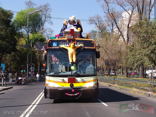 Dia de Reyes 2007 / Epiphany Day 2007 (04-16)
TambiÃ©n el transporte pÃºblico llevaba motivos alusivos a los Reyes Magos.

Also the public transport was decorated with  allusive motifs.
Keywords: dia de reyes magos epiphany three wisdom men auditorio cabalgata de los reyes