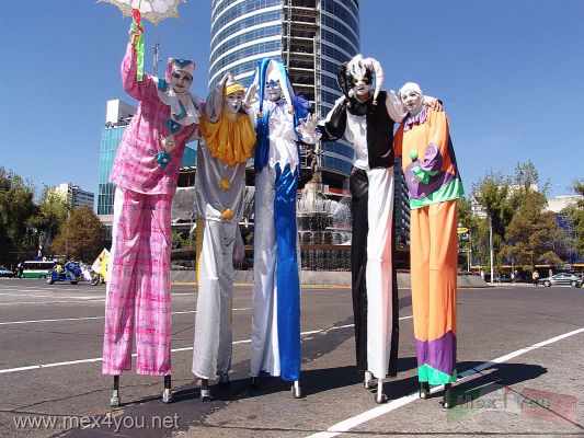 Dia de Reyes 2007 / Epiphany Day 2007 (07-16)
Grandes acrÃ³batas en zancos mostraban sus habilidades.

Great acrobats in stilts showed their abilities.
Keywords: dia de reyes magos epiphany three wisdom men auditorio zancos cabalgata de los reyes