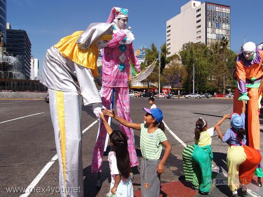 Dia de Reyes 2007 / Epiphany Day 2007 (08-16)
Estos grandes acrÃ³batas hicieron las delicias de los niÃ±os que trabajan en los cruces viales.

These great acrobats made the delights of the children who work in the road crossings.
Keywords: dia de reyes magos epiphany three wisdom men auditorio cabalgata de los reyes