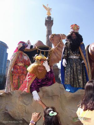Dia de Reyes 2007 / Epiphany Day 2007 (10-16)
Al llegar al Angel de la Independencia los Reyes Magos hicieron una parada para saludar a los niÃ±os que los recibieron con mucho cariÃ±o.

When arriving at the Angel of Independence The Three Wisdom Men  made a shutdown to greet the children who received them with  affection.
Keywords: dia de reyes magos epiphany three wisdom men auditorio three wisdom men cabalgata de los reyes