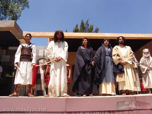Via Crucis / Way of the Cross " Pueblo de la Candelaria " 2007 (02-11)
La celebraciÃ³n empezÃ³ con la representaciÃ³n del arresto de Cristo.

The celebration began with the representation of the arrest of Christ.
Keywords: viernes santo friday  holy week semana santa cristo crucifixion candelaria town pueblo coyoacan
