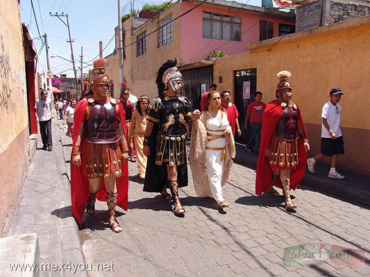 Via Crucis / Way of the Cross " Pueblo de la Candelaria " 2007 (03-11)
Por la avenida Emiliano Zapata llegaba el actor que representaba a Poncio Pilatos.

By the Emiliano  Zapata avenue arrived the actor,  who represented Poncio Pilatos.
Keywords: viernes santo friday  holy week semana santa cristo crucifixion candelaria town pueblo coyoacan