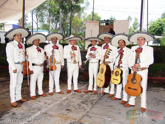Festival del Mariachi 2006 / Mariachi Festival 2006  02- 08
A pesar de ser un dÃ­a lluvioso, los grupos de mariachis se congregaron puntuales a la cita.

In spite of the  rainy day, the mariachis groups congregated themselves at the appointment. 
Keywords: Mariachi festival coyoacan
