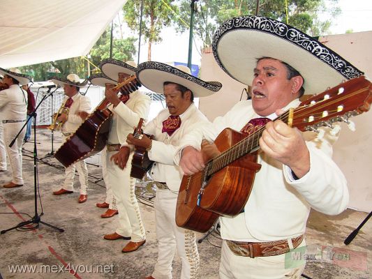 Festival del Mariachi 2006 / Mariachi Festival 2006  04- 08
Con temas como Cielo Rojo, y hasta el SÃ³n de la negra, tambiÃ©n hubo tiempo para las complacencias del pÃºblico.

With songs like Red Sky, and until the " SÃ³n de la Negra ", also there was time for the complacencias of the public. 
Keywords: Mariachi festival coyoacan